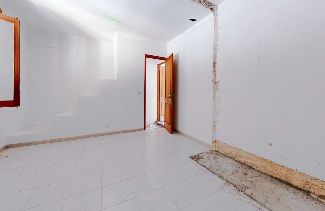 Townhouse in Pollenca Mallorca with large patio and renovation project
